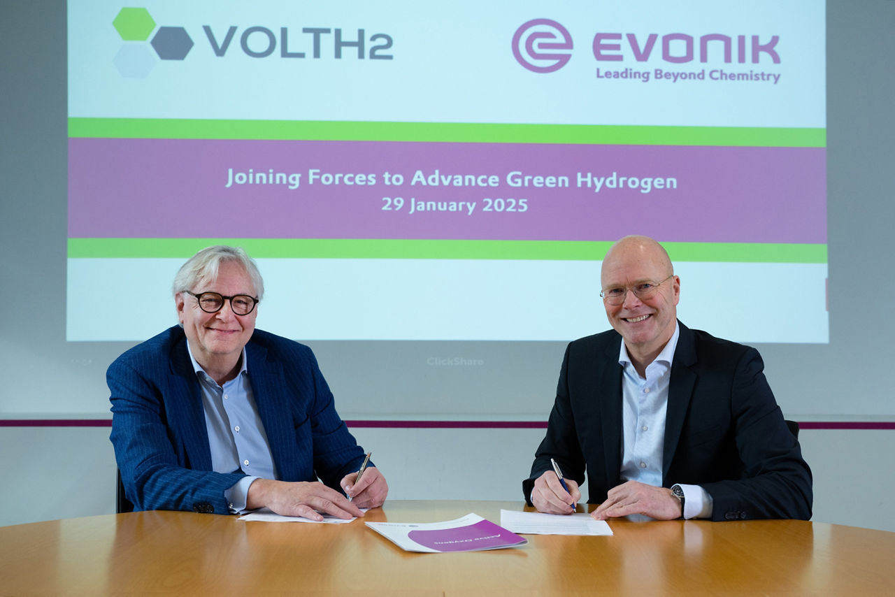 André Jurres (left) and Peter Metten (right) sign the term sheet